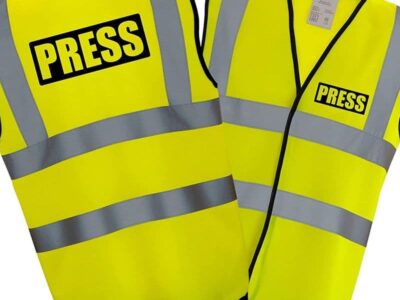 novinari-i-snimatelji-imace-prsluke-s-oznakom-press