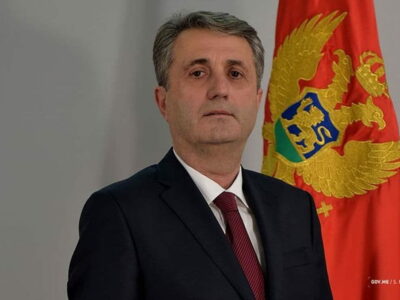 novinari,-fotoreporteri-i-snimatelji-dobice-prsluke-sa-oznakom-press